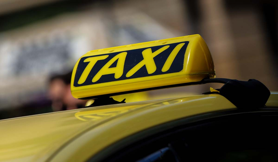 Κρήτη: Ταξιτζής παρέσυρε αστυνομικό για να αποφύγει τον έλεγχο