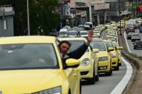 Κίτρινο ποτάμι στο κέντρο της Αθήνας: Απεργία και αυτοκινητοπομπή από τους οδηγούς ταξί