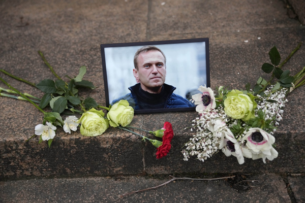 Αλεξέι Ναβάλνι: Η χήρα του λέει ότι ο Πούτιν «βασανίζει» τον σύζυγό της μετά θάνατον