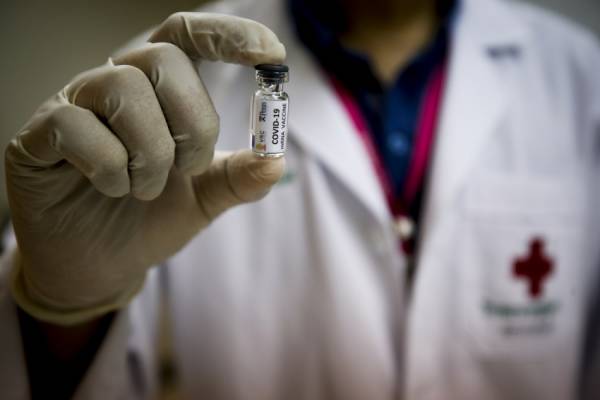 «Παράθυρο» επανέναρξης των δοκιμών της AstraZeneca για το εμβόλιο την επόμενη εβδομάδα