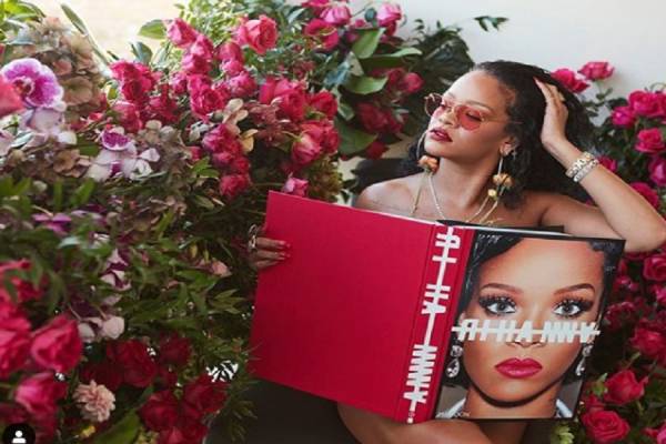 Η Rihanna φωτογραφίζεται γυμνή για να λανσάρει το βιβλίο της