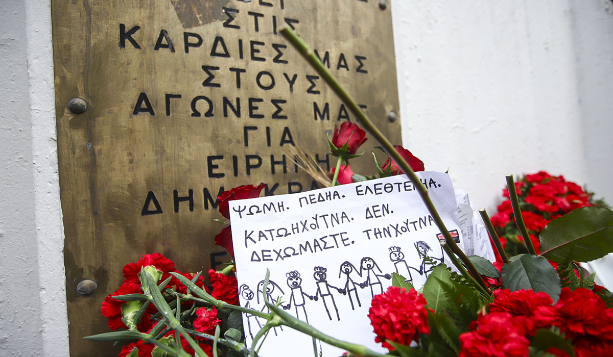 Θεσσαλονίκη: Στεφάνια και λουλούδια στο μνημείο του Πολυτεχνείου στο ΑΠΘ