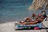 Γέμισαν ξανά οι παραλίες σε Αθήνα και Θεσσαλονίκη