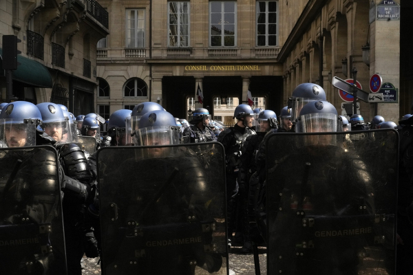 Γαλλία: Σε κατάσταση πολιορκίας ενόψει της απόφασης του Συνταγματικού Δικαστηρίου για τις συντάξεις
