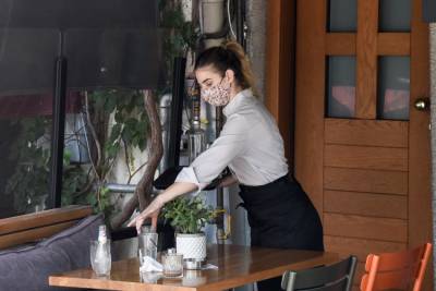 Στο «μάτι» για νέα μέτρα καφετέριες, μπαρ και εστιατόρια, έντονες αντιδράσεις