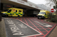 Γρίπη: Δεκαπλάσια κρούσματα καταλήγουν σε βρετανικά νοσοκομεία - Υπαρκτός ο κίνδυνος «τριπλής επιδημίας»