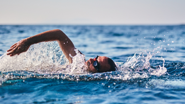 Κορινθιακός κόλπος: Βέλγος κολύμπησε 131 χλμ χωρίς διακοπή