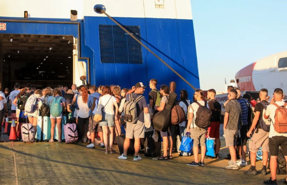 Δεκαπενταύγουστος: 22.314 επιβάτες αναχώρησαν χθες από τον Πειραιά