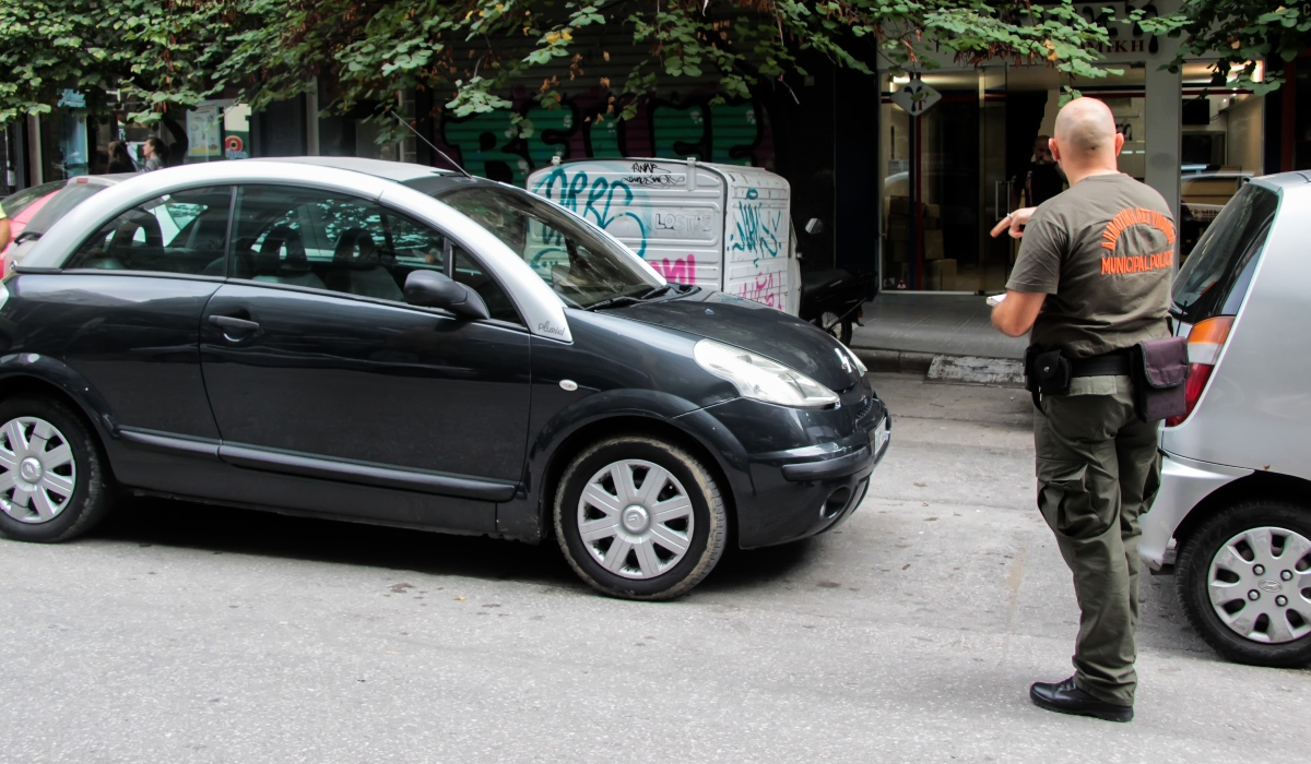 Θεσσαλονίκη: Του έκοψαν κλήση και πάτησε το πόδι δημοτικού αστυνομικού με το... αυτοκίνητό του
