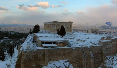 Η χιονισμένη Αθήνα από ψηλά – Εντυπωσιακό βίντεο από drone