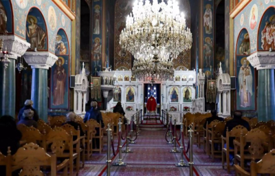 Απίστευτο περιστατικό στη Σαλαμίνα: Ιερέας έβρισε, χτύπησε και κλείδωσε πιστούς μέσα σε εκκλησία
