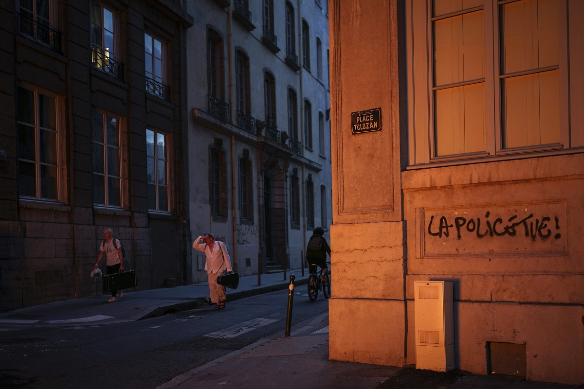 Ο Observer για τη Γαλλία: Κοινωνικό ρήγμα ανάμεσα σε όσους «έχουν» και όσους «δεν έχουν» - Η πολιτική τάξη κλείνει τα μάτια