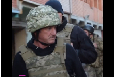 Στην Ουκρανία με στολή στρατιώτη ο Σον Πεν: «Βάρβαρο λάθος η εισβολή» (βίντεο)