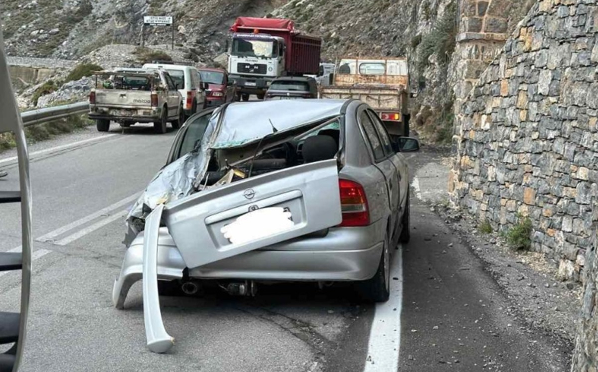 Παραλίγο τραγωδία στην Κρήτη: Βράχοι έπεσαν πάνω σε αυτοκίνητο - Εικόνες