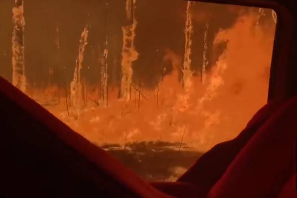 Αυστραλία: Η στιγμή που η φωτιά περικυκλώνει πυροσβέστες (Βίντεο)