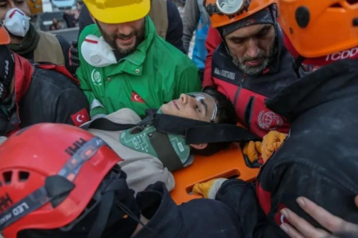 Τουρκία: Ανασύρθηκε ζωντανή εξαμελής οικογένεια μετά από 102 ώρες στα χαλάσματα του Χατάι