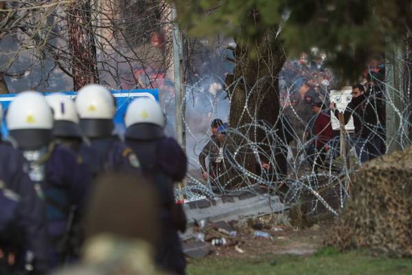 Έβρος: Άγρια επεισόδια με τους μετανάστες - Πετροπόλεμος και δακρυγόνα (video)