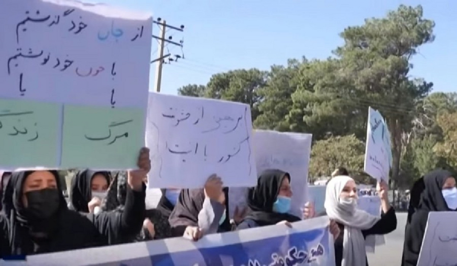 Αφγανιστάν: Γυναίκες διαδηλώτριες συγκρούστηκαν με Ταλιμπάν (βίντεο)