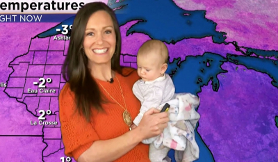 Μετεωρολόγος είπε τον καιρό κρατώντας αγκαλιά το μωρό της (Βίντεο)