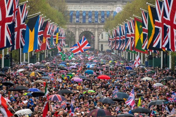 Η επομένη της στέψης: 3.203 «γεύματα» και πάρτι στους δρόμους της Βρετανίας προς τιμήν του Βασιλιά