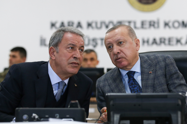 «Τούρκος» ο Ακάρ με τον Ερντογάν που τον «έκοψε» από το υπουργείο Άμυνας
