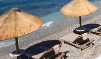 Ελεύθερες παραλίες: Μπαράζ συλλήψεων σε 6 νησιά του Αιγαίου - Ξαπλώστρες ακόμα και σε αρχαιολογική ζώνη