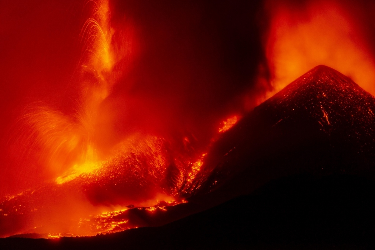 Το ηφαίστειο Αίτνα βάφει κόκκινο τον ουρανό της Σικελίας (εντυπωσιακό βίντεο)
