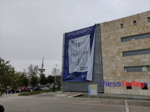 25η Μαρτίου: Γιγάντιο πανό για την Επανάσταση στο δημαρχείο Θεσσαλονίκης