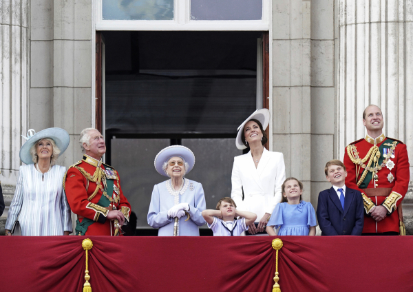 Guardian: Πώς η βρετανική βασιλική οικογένεια κρύβει τον πλούτο της