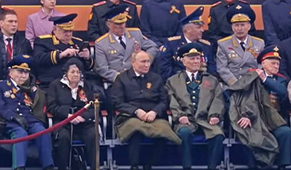 «Φουντώνουν» τα σενάρια για την υγεία του Πούτιν - Εμφανίστηκε με κουβέρτα στην Κόκκινη Πλατεία