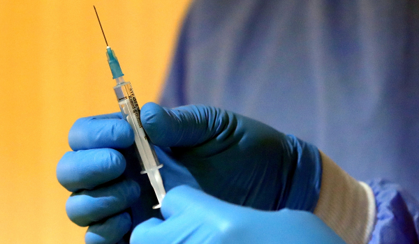 Ελβετία: Η κυβέρνηση δίνει κουπόνια δώρου σε όσους πείσουν τους άλλους να εμβολιαστούν