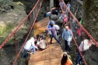 Μεξικό: Κρεμαστή γέφυρα καταρρέει στα εγκαίνιά της - Πάνω από 20 τραυματίες (Βίντεο)