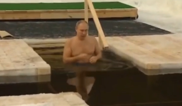 Ατρόμητος ο Πούτιν βούτηξε ξανά σε παγωμένα νερά την ημέρα των Θεοφανίων