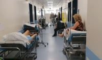 Κατέρρευσαν τα νοσοκομεία: Γέμισαν ράντζα και ζητάνε βοήθεια από τις ιδιωτικές κλινικές