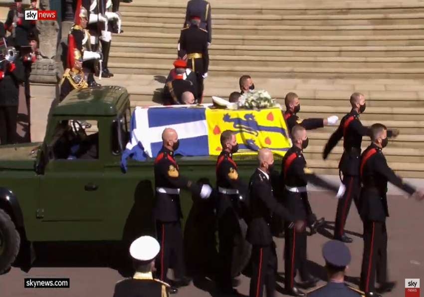 Κηδεία πρίγκιπα Φίλιππου: Με ελληνικό σταυρό η σημαία του φέρετρου