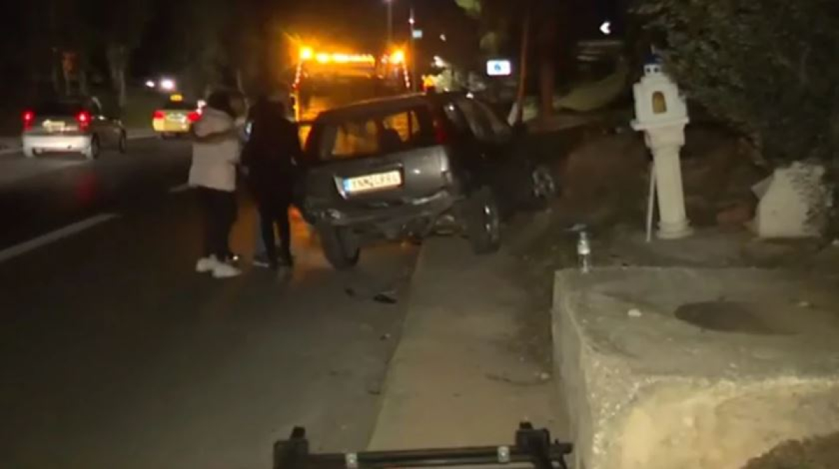 Συγγρού: ΙΧ κατέληξε στο πεζοδρόμιο μετά τη σύγκρουση με άλλο όχημα