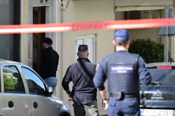 Έγκλημα στην Ηλιούπολη: Ένα 48ωρο νωρίτερα σκοτώθηκε η μάνα - Πού στρέφεται η έρευνα της ΕΛΑΣ