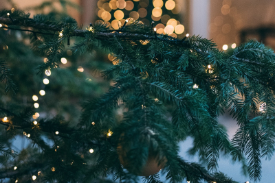 3 οικονομικά κόλπα για να φαίνεται το χριστουγεννιάτικο δέντρο πιο γεμάτο