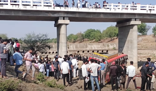 Ινδία: Τουλάχιστον 24 νεκροί σε πτώση λεωφορείου από γέφυρα