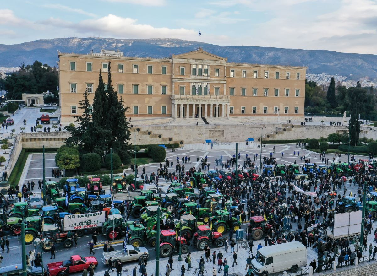 «Μπλόκο» αγροτών στο Σύνταγμα - Μαζικό συλλαλητήριο με τρακτέρ στην Αθήνα (Εικόνες, Βίντεο)