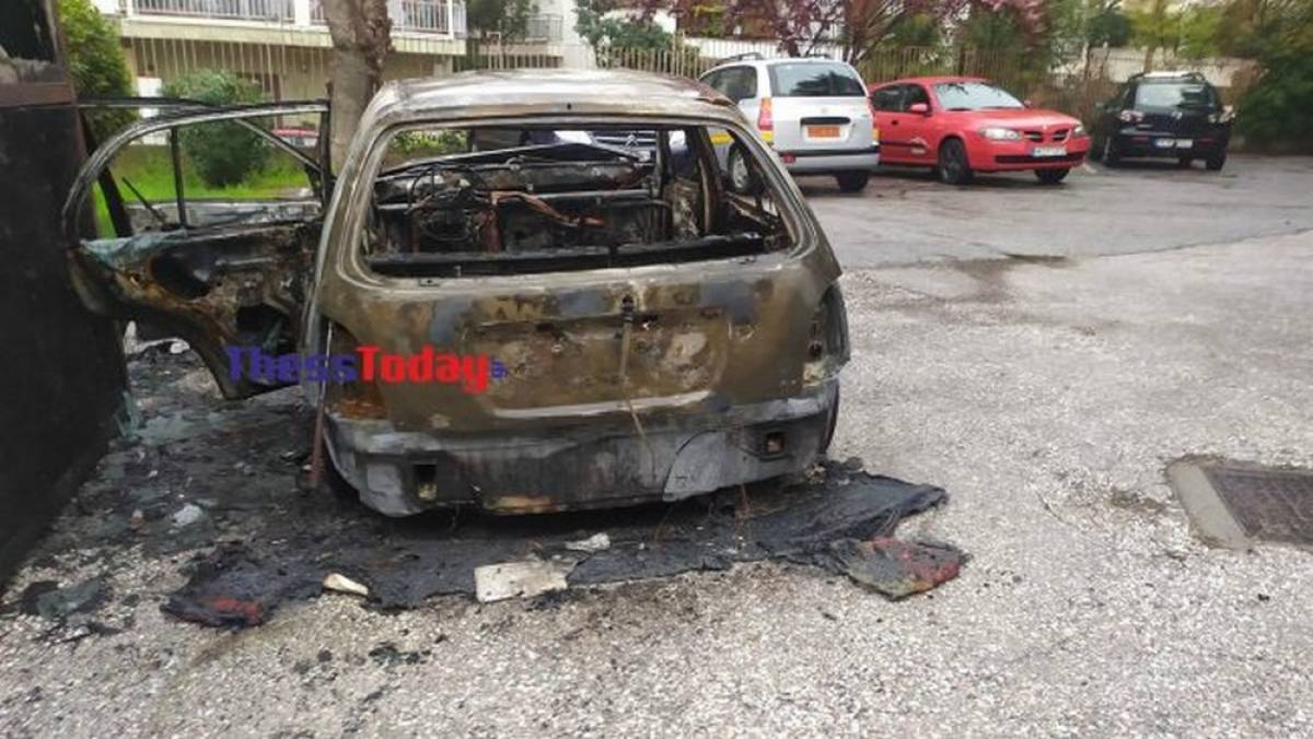 Καλαμαριά: Άγνωστος πυρπόλησε αυτοκίνητο του Δήμου που μοίραζε τρόφιμα σε ευπαθείς ομάδες