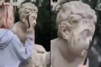 Influencer έσπασε άγαλμα 200 ετών για να αποκτήσει περισσότερους followers
