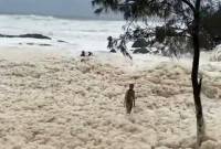 Αυστραλία: Αφροί σκέπασαν όλη την παραλία της Χρυσής Ακτής