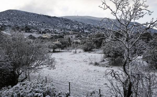 Πυκνή χιονόπτωση στην Πάρνηθα - Διακόπηκε η κυκλοφορία