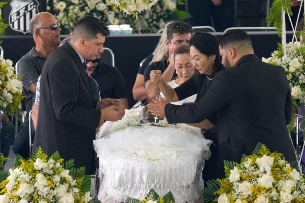 «Ζήτω ο Βασιλιάς»: Η Βραζιλία υποκλίνεται στον Πελέ - Σήμερα η κηδεία του (Live εικόνα)