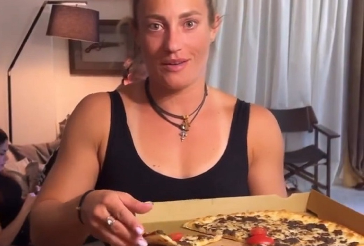 Αφροδίτη Σκαφίδα: Τρώει πίτσα και καρφώνει τους συμπαίκτες της στο «Survivor All Star»