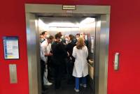 Γερμανία: Ο υπουργός Υγείας σε ασανσέρ μαζί με 13 άτομα