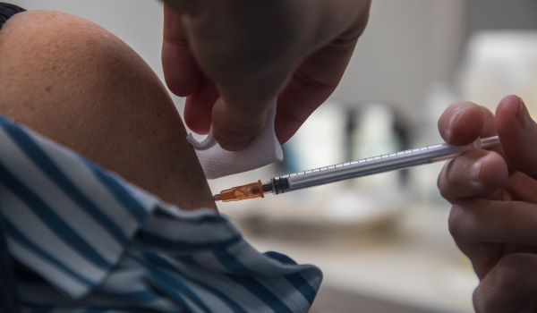Τρίτη δόση εμβολίου: Νέα έρευνα για τις παρενέργειες