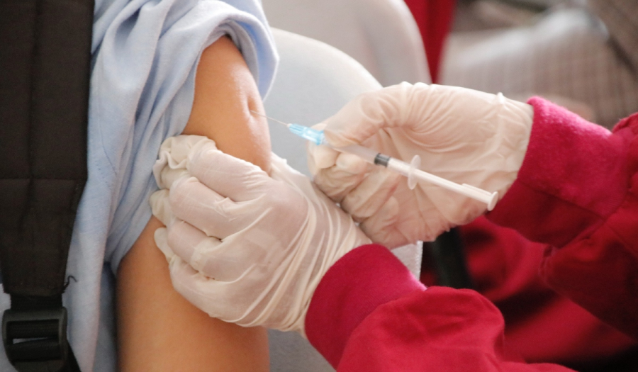 Η χώρα που σταματάει τους εμβολιασμούς των εφήβων