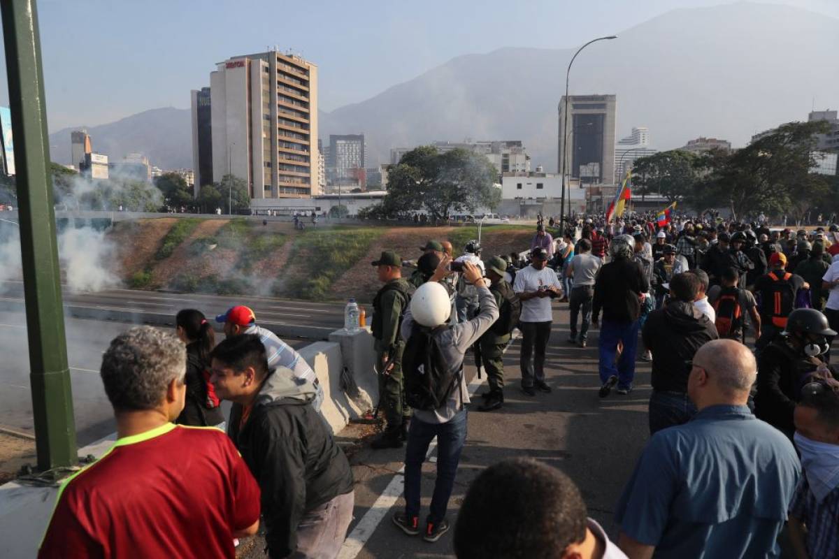 Βενεζουέλα: Βυθισμένη στο χάος η χώρα - Ο Γκουαϊδό κάλεσε σε νέα εξέγερση